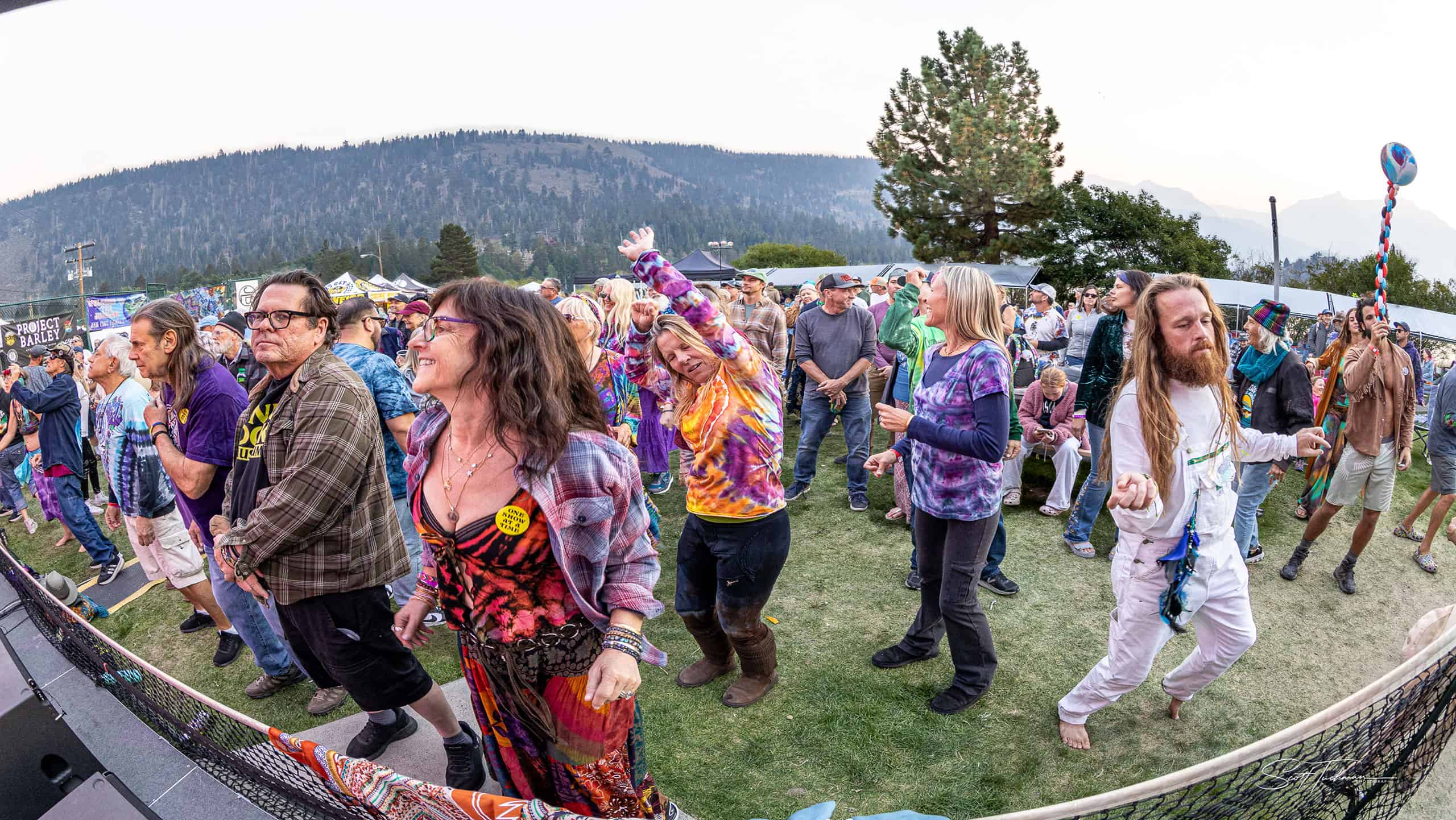 crowd-ShakyFeelin-JLJF-09-06-25 (1)